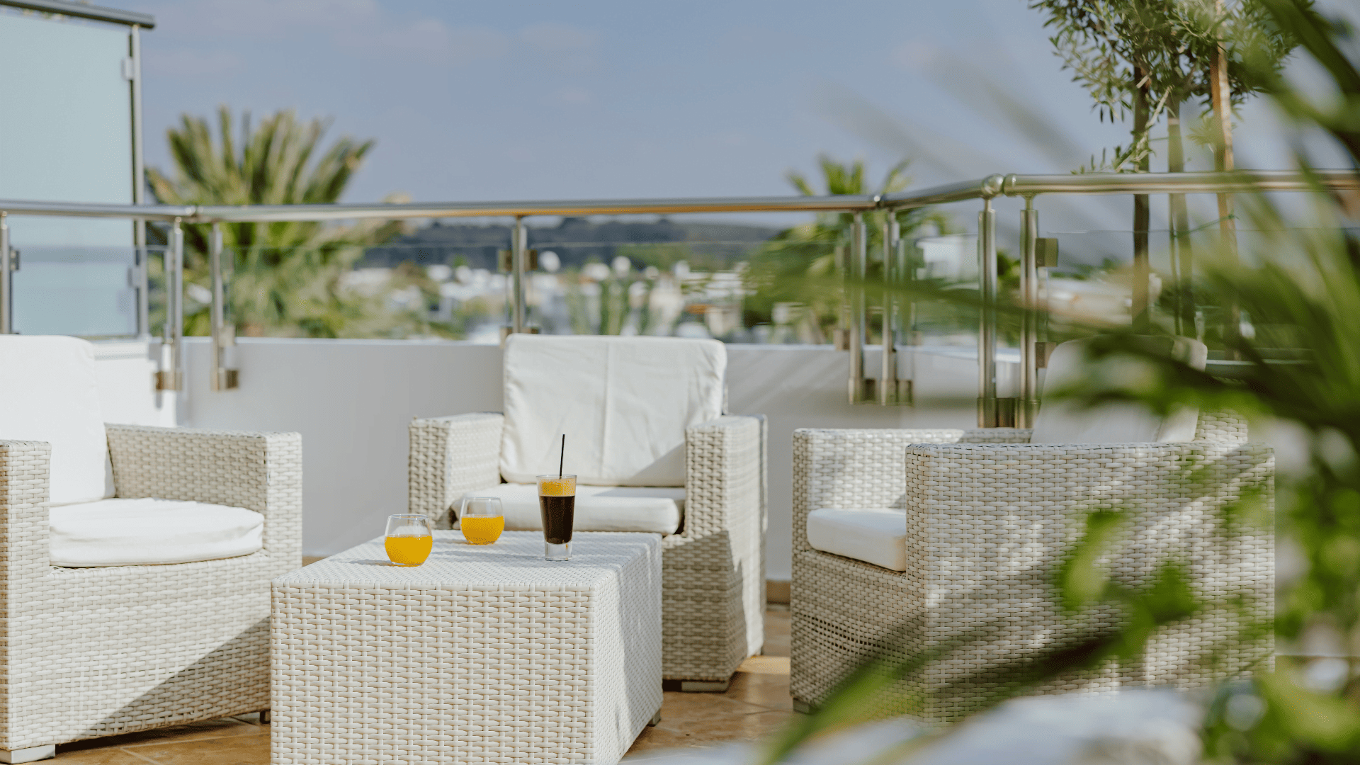 Luxuriöse Suiten mit Panoramablick auf das Meer, privatem Whirlpool im Freien und erstklassiger Terrasse.